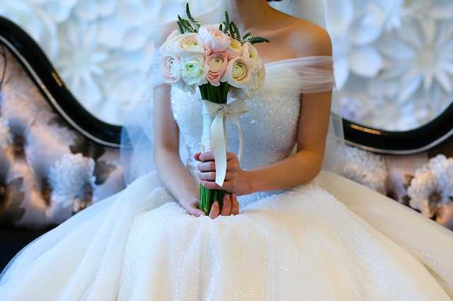 Bridal in white dress with rose